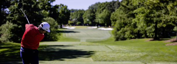 Ein Golfspieler beim Abschlag auf der PGA Tour