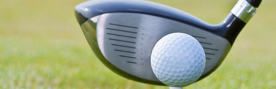 Ein Golfball und Golfschläger
