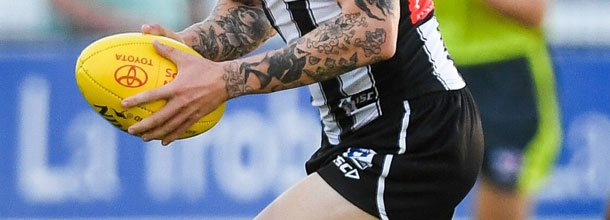 Ein Aussie Rules-Spieler läuft mit dem Ball in der AFL