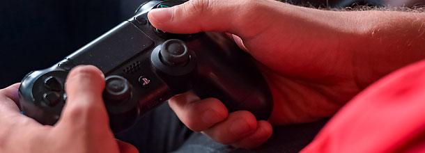 Ein eSports-Spieler hält den Controller