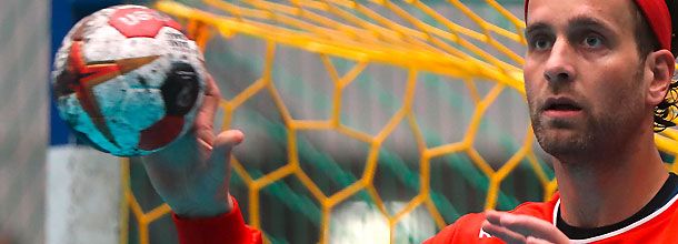 Ein Handball-Spieler wirft den Ball
