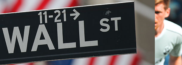 Der Wall Street-Straßenschild in New York zeigt den Weg zur Börse