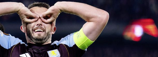 Aston Villa Fussballstar John McGinn feiert ein Tor in der UEFA Europa League